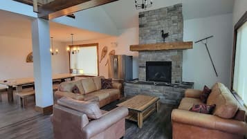 Televisio, takka, työhuone