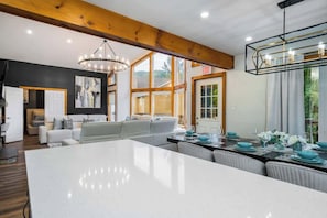 Interior - Large chalet 3 King bed, Sauna-Hot Tubs, Projector (The Blue Mountains)