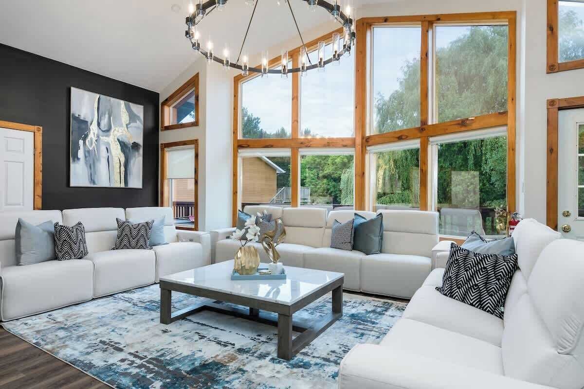 Televisio, takka, videopelejä, työhuone