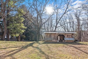 Exterior - Cozy Mountain Retreat. Walk to Downtown Sparta (Sparta)