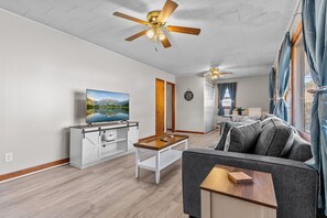 Living area - Cozy Mountain Retreat. Walk to Downtown Sparta (Sparta)