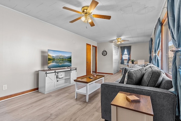 Smart TV - Cozy Mountain Retreat. Walk to Downtown Sparta (Sparta)