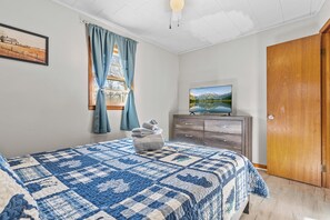 3 bedrooms, iron/ironing board, travel cot, WiFi - Cozy Mountain Retreat. Walk to Downtown Sparta (Sparta)