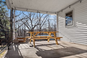 Outdoor dining - Cozy Mountain Retreat. Walk to Downtown Sparta (Sparta)