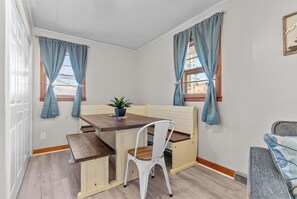 Dining - Cozy Mountain Retreat. Walk to Downtown Sparta (Sparta)