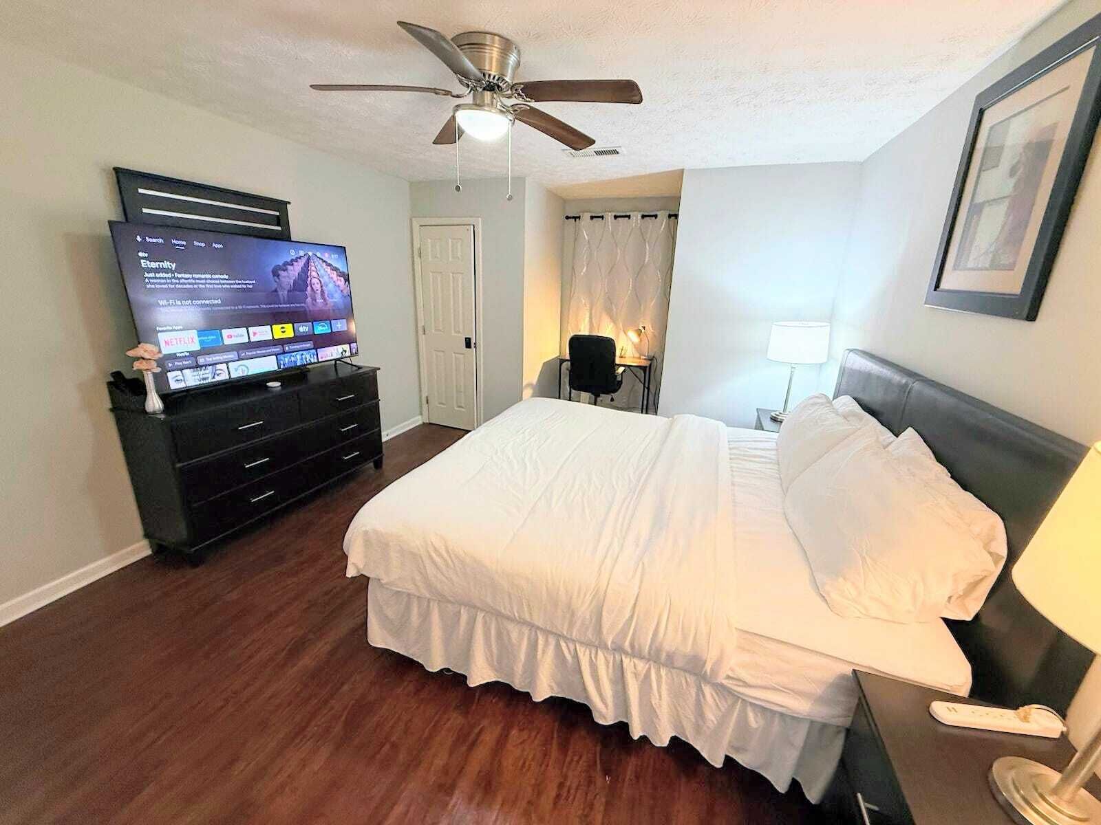 4 chambres, bureau, fer et planche à repasser, lit parapluie