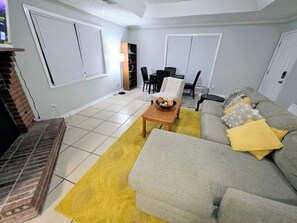 Smart TV, books - Nice Atlanta home near Airport with Wifi & Parking & EV Charger (Atlanta)