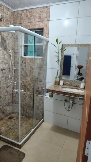 ヘアドライヤー、タオル、石鹸、トイレットペーパー
