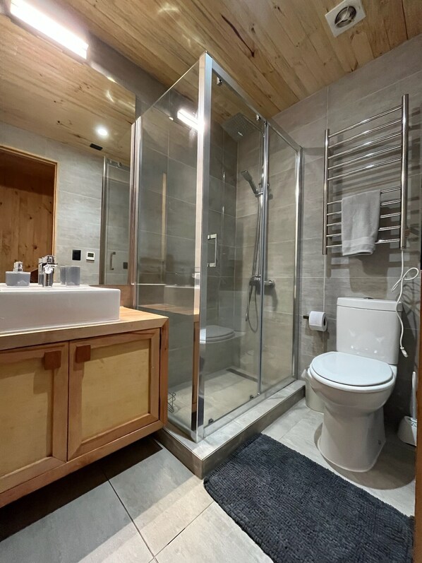 Dusche, Haartrockner, Handtücher, Seife