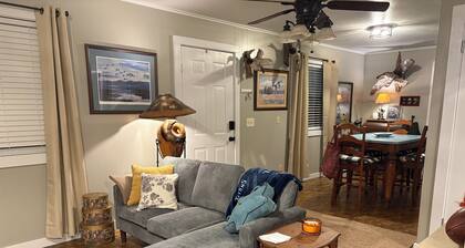 Country charm less than 1 mile to beautiful Kentucky Lake/Tennessee River!