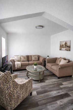 Smart TV - Modern 2BR Home • Minutes to Toledo Hospital • Fast Fiber Wi-Fi • Free Parking (Toledo)