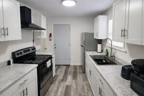 Private kitchen - Modern 2BR Home • Minutes to Toledo Hospital • Fast Fiber Wi-Fi • Free Parking (Toledo)