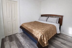 2 bedrooms, WiFi, bed sheets - Modern 2BR Home • Minutes to Toledo Hospital • Fast Fiber Wi-Fi • Free Parking (Toledo)