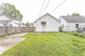 Exterior - Modern 2BR Home • Minutes to Toledo Hospital • Fast Fiber Wi-Fi • Free Parking (Toledo)