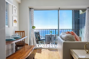 TV - 21st Floor 3 Bedroom Condo with Free Parking (Honolulu)