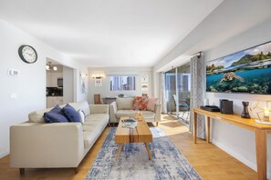 TV - 21st Floor 3 Bedroom Condo with Free Parking (Honolulu)