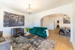 Living area - Modern Cozy Detroit Home - Close to Downtown (Detroit)