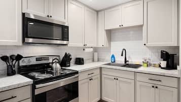 Apartment, Non Smoking | Private kitchen