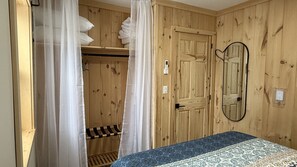 1 habitación, tabla de planchar con plancha, cuna de viaje y wifi 