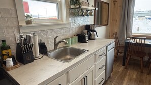 Private kitchen - Cabane du quai Vacation Home (Chéticamp)