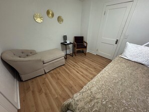 3 habitaciones, tabla de planchar con plancha, wifi y ropa de cama 