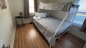3 quartos, ferros/tábuas de passar roupa, Wi-Fi, roupa de cama