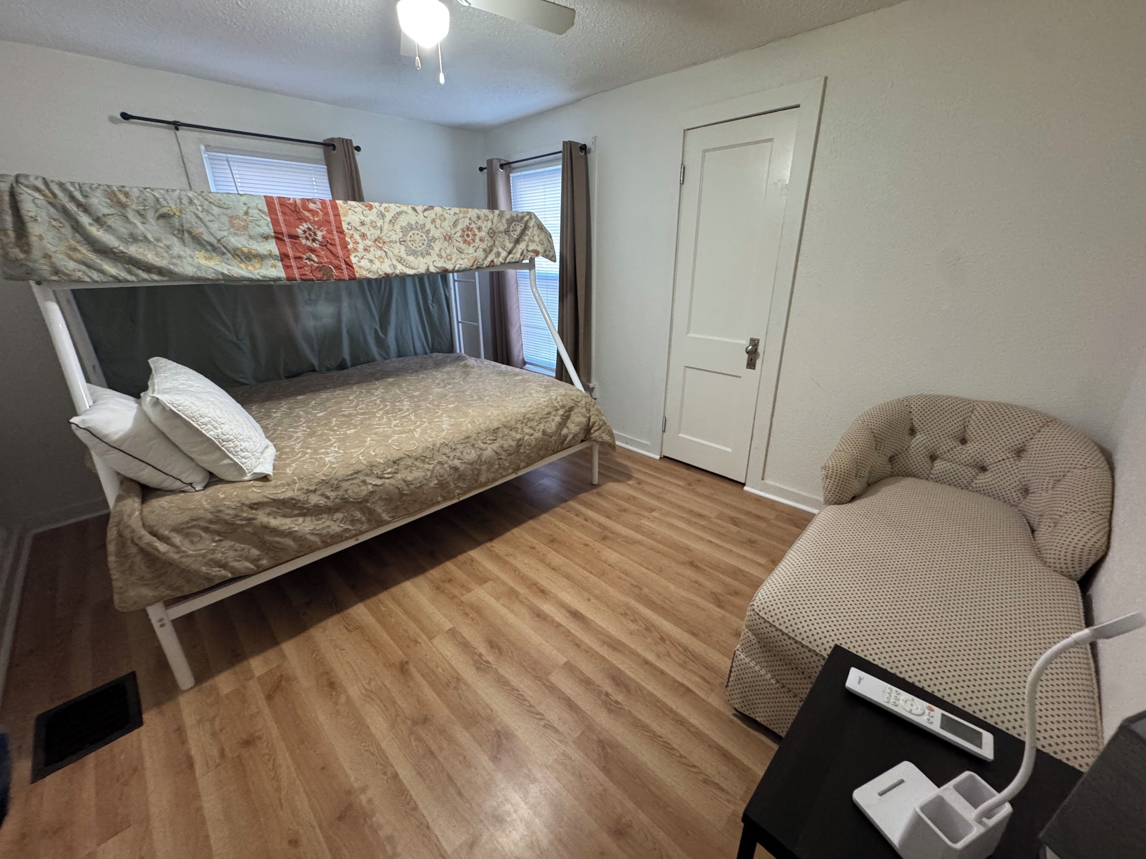 Een strijkplank/strijkijzer, wifi, beddengoed