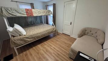 Een strijkplank/strijkijzer, wifi, beddengoed