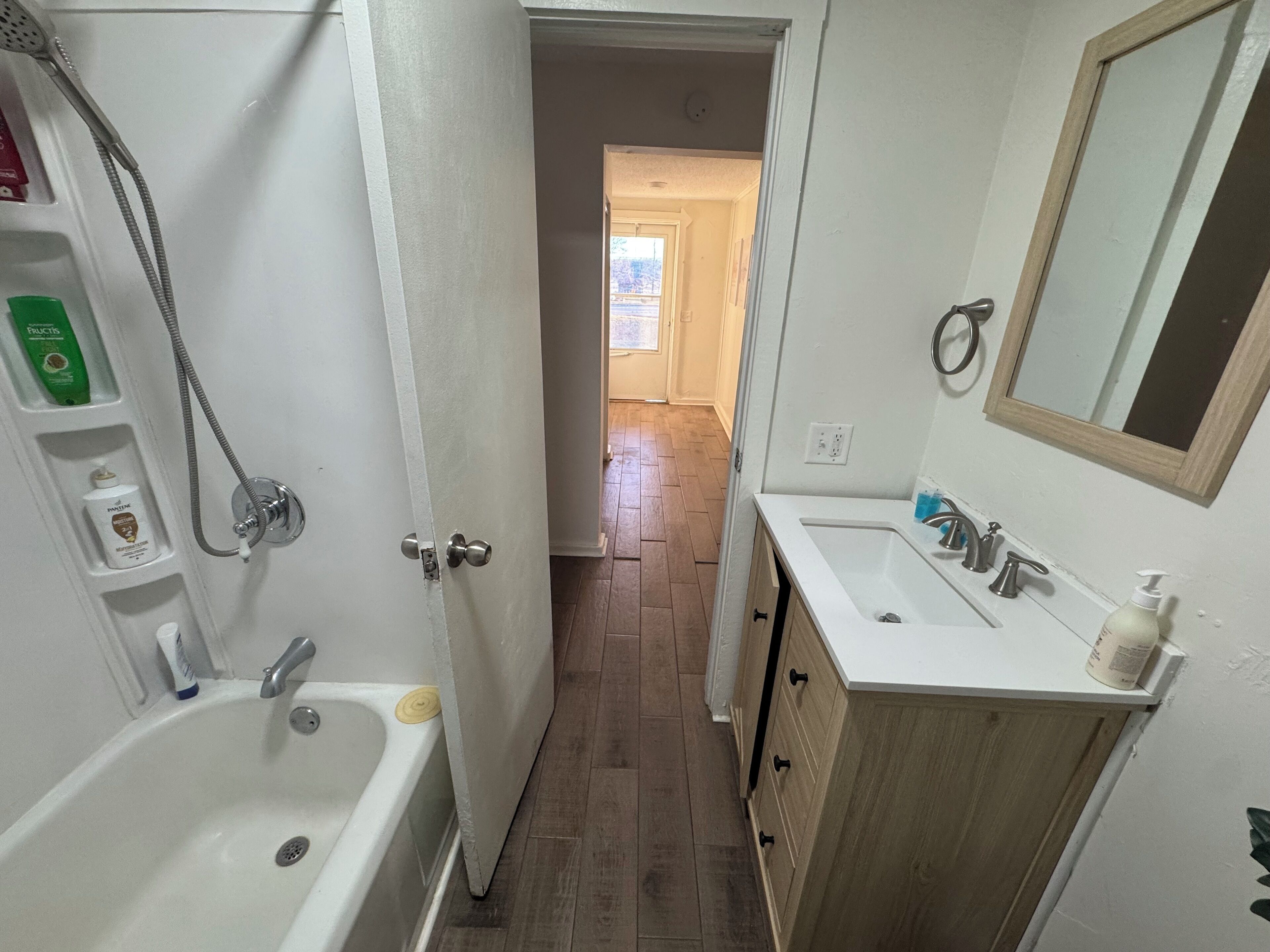 Secadora de cabello, toallas, jabón, papel de baño 