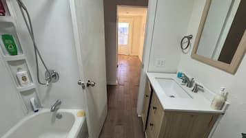 Secadora de cabello, toallas, jabón, papel de baño