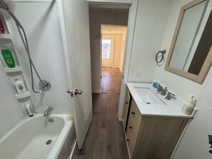 Haartrockner, Handtücher, Seife, Toilettenpapier