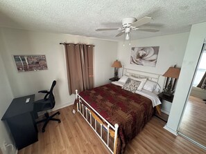 Een strijkplank/strijkijzer, wifi, beddengoed