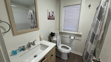 Een haardroger, handdoeken, zeep, toiletpapier