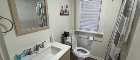SĂšche-cheveux, serviettes fournies, savon, papier toilette