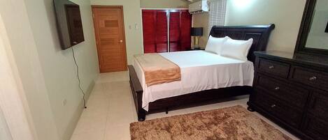 2 habitaciones, tabla de planchar con plancha, wifi y ropa de cama