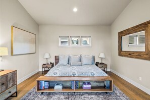 3 bedrooms, iron/ironing board, WiFi, bed sheets - Charming home blocks from river, downtown and Mt Bachelor (Bend)