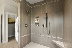 Hair dryer, towels, soap, toilet paper - Charming home blocks from river, downtown and Mt Bachelor (Bend)