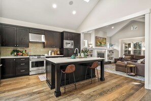 Microwave, oven, stovetop, dishwasher - Charming home blocks from river, downtown and Mt Bachelor (Bend)