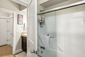Hair dryer, towels, soap, toilet paper - Charming home blocks from river, downtown and Mt Bachelor (Bend)