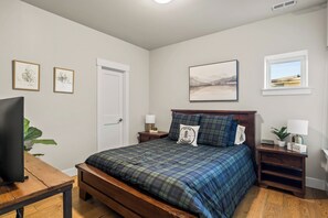 3 bedrooms, iron/ironing board, WiFi, bed sheets - Charming home blocks from river, downtown and Mt Bachelor (Bend)