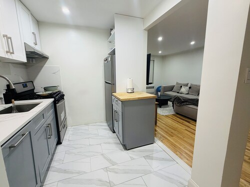 Cozy Private Room in a 2-Bedroom Full-Service Apartment