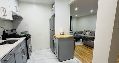 Cozy Private Room in a 2-Bedroom Full-Service Apartment