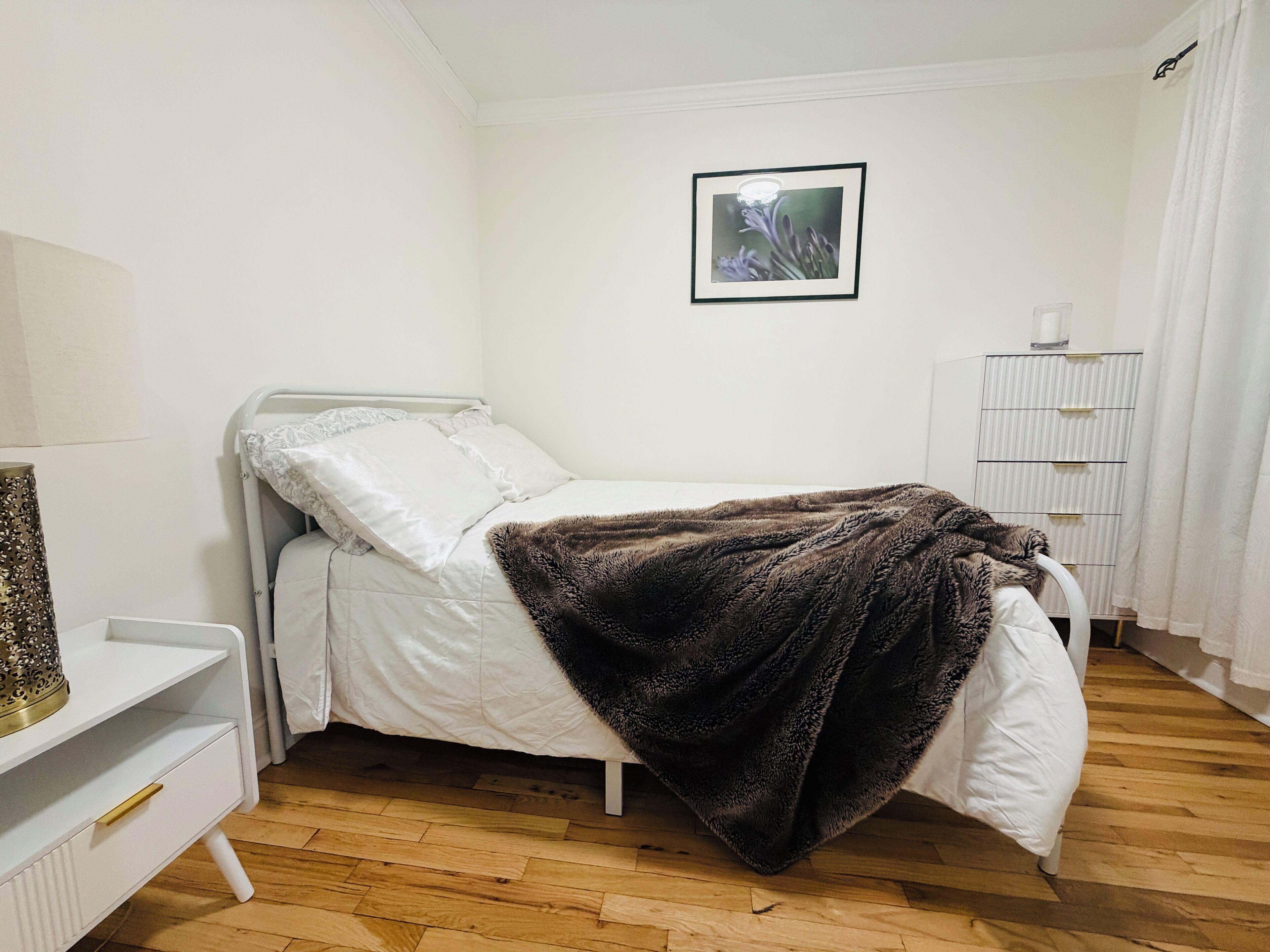 Iron/ironing board, bed sheets