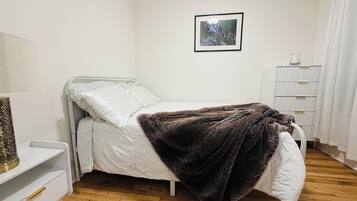 Iron/ironing board, bed sheets