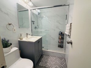 Regadera, secadora de cabello, jabón, papel de baño 