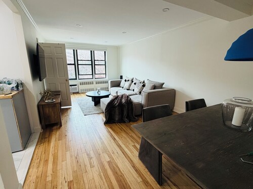 Cozy Private Room in a 2-Bedroom Full-Service Apartment