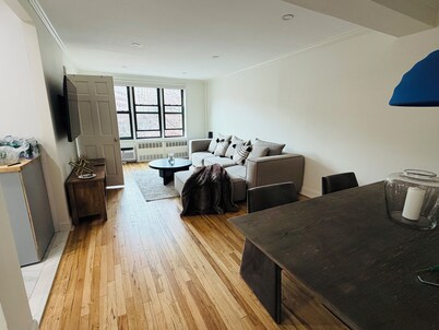 Cozy Private Room in a 2-Bedroom Full-Service Apartment