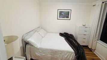 Iron/ironing board, bed sheets