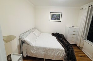 Tabla de planchar con plancha y ropa de cama 