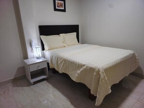 Tallelokero huoneessa, työpöytä, ilmainen Wi-Fi